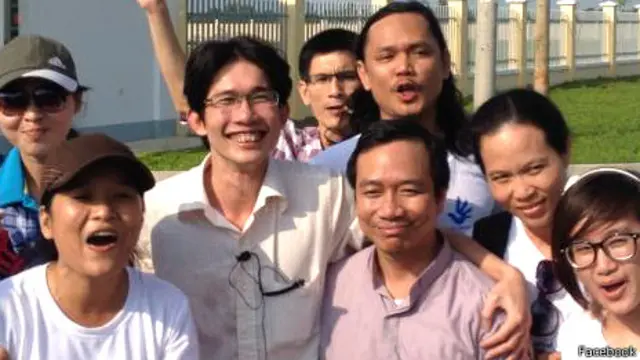 Đinh Nhật Uy (đeo kính đứng giữa) là người đầu tiên bị xử theo Điều 258