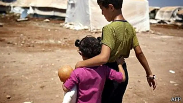 Niños sirios en un campamento para desplazados
