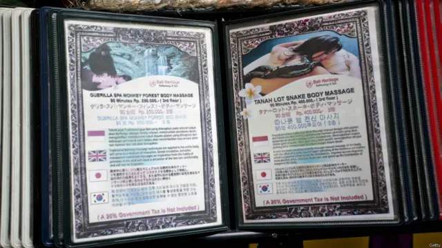 जकार्ता, सांपों से मालिश