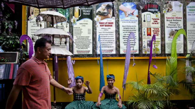 जकार्ता, सांपों से मालिश