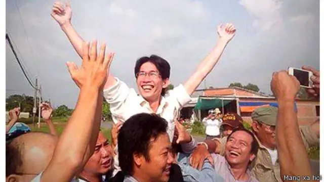 Bạn bè và Đinh Nhật Uy vui mừng vì anh được tự do