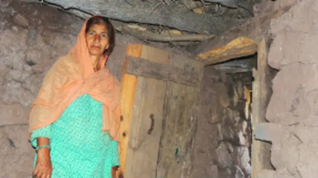 دیہاتیوں نے گھروں میں مورچے اور پناہ گاہیں بنانا شروع کر دی ہیں