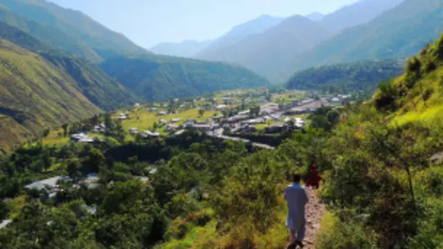 یہاں لوگوں نے زلزلے کے بعد پکے مکانات تعمیر کرنا چھوڑ دیا تھا لیکن کچے مکانات گولیوں سے بچانے کے لیے کافی نہیں