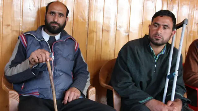 کنٹرول لائن کے نزدیک کے گاؤں دونوں ملکوں کی فائرنگ کی زد میں ہیں۔ گولہ باری سے ان گاؤں کو زبردست نقصان پہنچتا ہے ۔ بہت سے باشندے گولہ باری میں مارے جا چکے ہیں۔ بہت سے افراد اپنے اعضا گنوا چکے ہیں۔