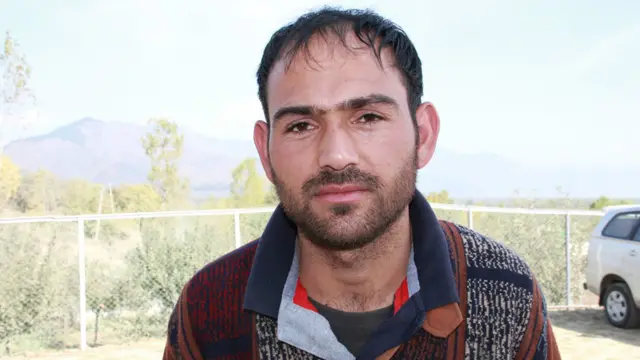 محمد اقبال شاہ خاردار تار لگانے کا کام کر رہے تھے۔ گولہ باری سے وہ ایک کھائی میں گر پڑے۔ فوج نے نہ ان کا مناسب علاج کرایا اور نہ ہی انہیں معاوضہ ادا کیا ۔ ان کا آدھا جسم معزور ہے۔