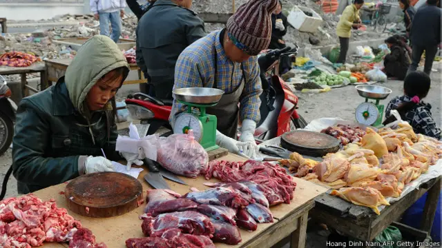 Người bán thực phẩm bên đường ở Hà Nội