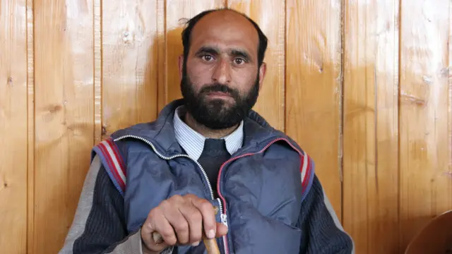 نثار احمد لون بھی کنٹرول لائن کے نزدیک رہتے ہیں۔ وہ کہتے ہیں لوگ موت کے سائے میں زندگی گزار رہے ہیں۔ 