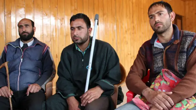 کنٹرول لائن پر دونوں ملکوں کے درمیان 2003 میں جنگ بندی عمل میں آئی تھی جس پر عموماً دونوں ملکوں کی افواج عمل کرتی رہیں۔ لیکن بھارتی دفاعی ذرائع کے مطابق گزشتہ تین مہینے میں جنگ بندی کی دو سو سے زیادہ خلاف ورزیاں ہو چکی ہیں۔
کنٹرول لائن کے دونون جانب متعدد گاؤں بسے ہوئے ہیں ۔ بعض گاؤں اتنے قریب ہیں لوگ ایک دوسرے کو دیکھ سکتے ہیں ۔ 1989 میں عسکری تحریک سے پہلے سرحدی گاؤں کے یہ لوگ کنٹرول لائن پار کر کے اپنے رشتے داروں سے ملنے جایا کرتے تھے 