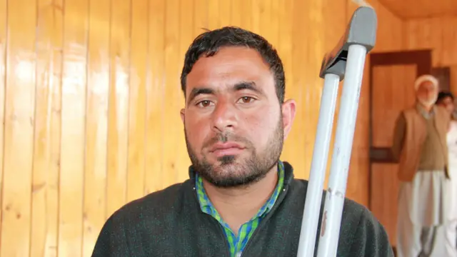 ریاض احمد شیخ ایک قلی تھے۔ ڈیڑھ برس قبل کنٹرول لائن پر بارودی سرنگوں کے دھماکے سے ان کا پیر ضائع ہوگیا۔ 