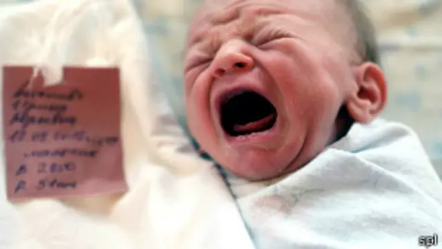 يُعتقَد في العديد من ثقافات العالم أن الدثار يمكنه أن يحاكي للمولود شعوره وهو جنين في رحم أمه