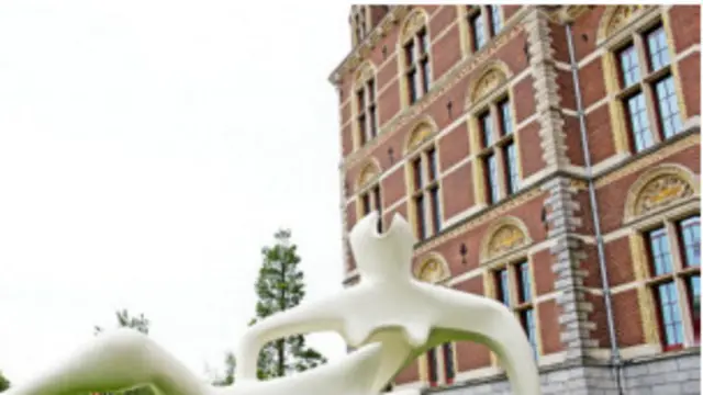 القائمة الكاملة للوحات الفنية ال139 نشرت على موقع إلكتروني مخصص لهذا الغرض