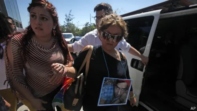 Мать Самудио выходит из здания суда