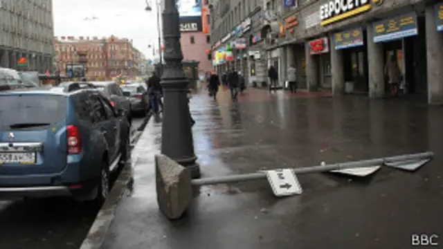 Несмотря на мощный ветер, улицы Петербурга не опустели