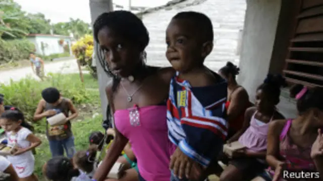 Una joven con un bebé