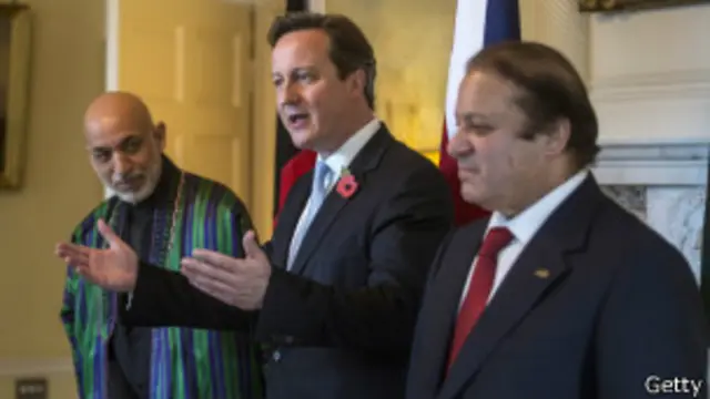 د برتانيا، افغانستان او پاکستان ترمنځ په نوې سرمشريزې کې وسله والو طالبانو سره پر خبرو خبرې وشوې.