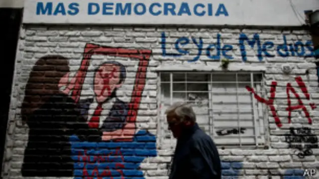 Graffiti sobre la ley de medios en Argentina