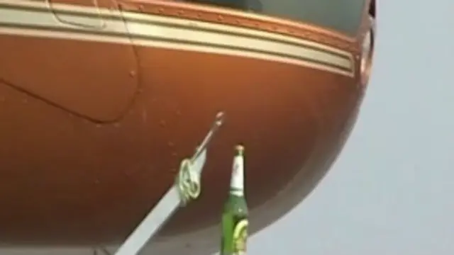 Helicóptero com abridor preso ao esqui