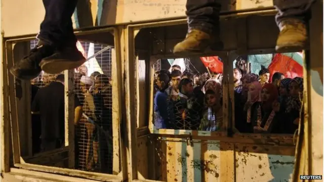 د بندیانو د خوشي کېدو په هرکلي کې فلسطینیان د غزې او اسراییلو ترمنځ پر پوله ګڼه ګوڼه جوړي