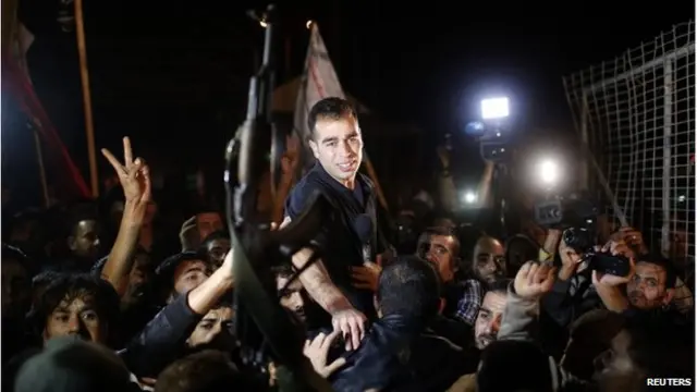 خوشي شوي بندیان د خپلوانو او خپلو وطندارانو له خوا پر اوږو یووړل شول