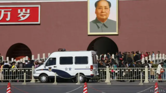 一辆警车在北京天安门金水桥前停驻(29/10/2013)