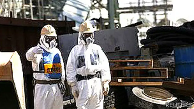 Operarios en la planta de Fukushima