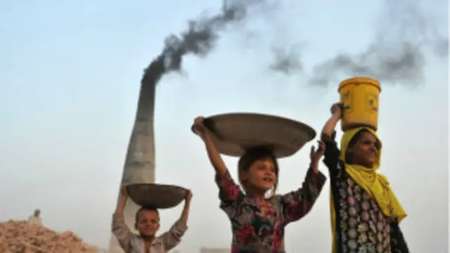 ناکره شمېرې ښيي، چې نژدې ۷۰ افغان ماشومان درانه کارونه کوي.