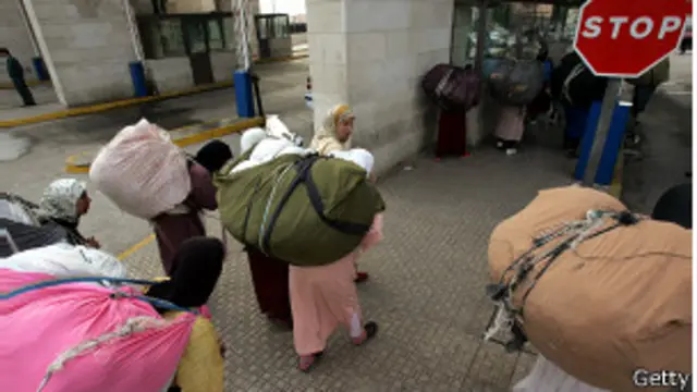 Mujeres mula en Melilla, norte de África