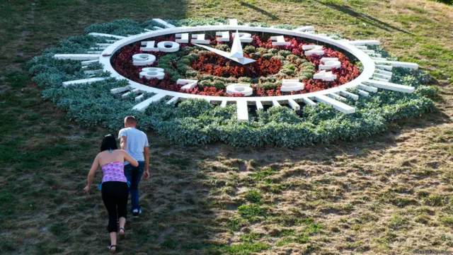 Цветочные часы в городе Черновцы показывают 10:00, но “солнечные часы” (тени от столбов и деревьев) показывают ранний вечер: если столбик переместить в центр циферблата, его тень укажет на цифру 5. Снимок сделан ровно в 17:00. Часы были созданы в 2008 году, однако уже через неделю группа нетрезвых граждан “остановила время”. Исправили часы ижевские мастера. Но ненадолго. В 2012 году часы снова сломались. Видимо, их судьба - показывать правильное время всего дважды в сутки. Фото: Владимир Безруков, Украина