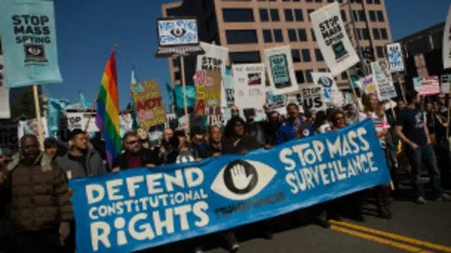 "جاسوسی گسترده را بس کنید" - در روزهای گذشته گروهی از شهروندان در واشنگتن در اعتراض به برنامههای تجسسی آمریکا تظاهرات کردند