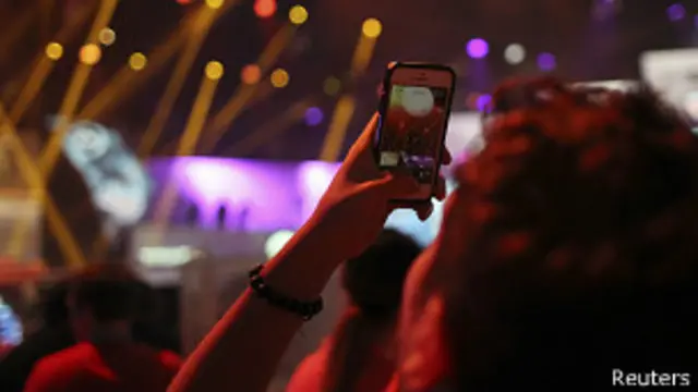 Joven con un smartphone