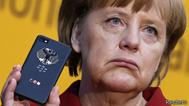 Merkel con un teléfono (archivo)