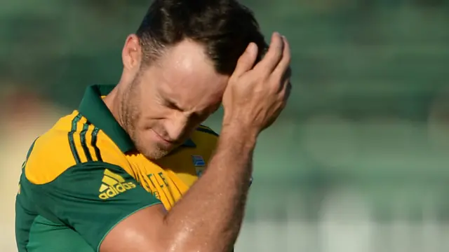 ڈوپلیسی بارہ رنز بنا کر سعید اجمل کی گیند پر ایل بی ڈبلیو ہوئے