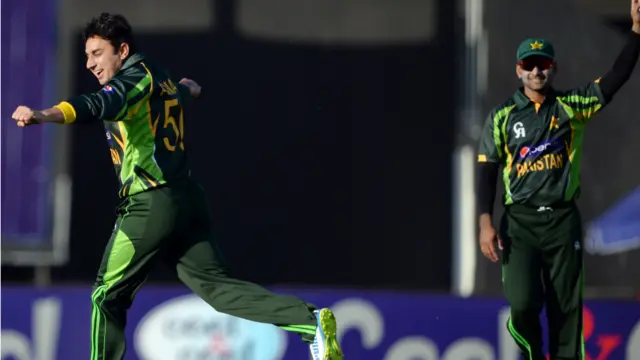 سعید اجمل پاکستانی گیند بازوں میں کامیاب ترین رہے۔ انہوں نے چار کھلاڑیوں کو آوٹ کیا