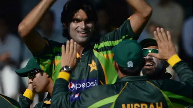 محمد عرفان نے میچ کی دوسری ہی گیند پر اوپنر کالن انگرم کو آوٹ کر دیا