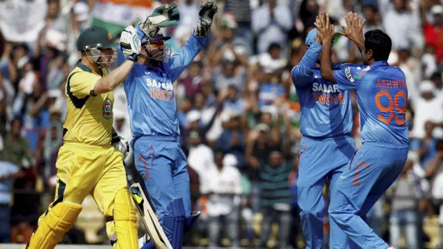 भारतीय गेंदबाज़ आर अश्विन ऑस्ट्रेलियाई बल्लेबाज़ एरोन फिंच का विकेट लेने के बाद साथी खिलाड़ियों के साथ खुशी मनाते हुए. 