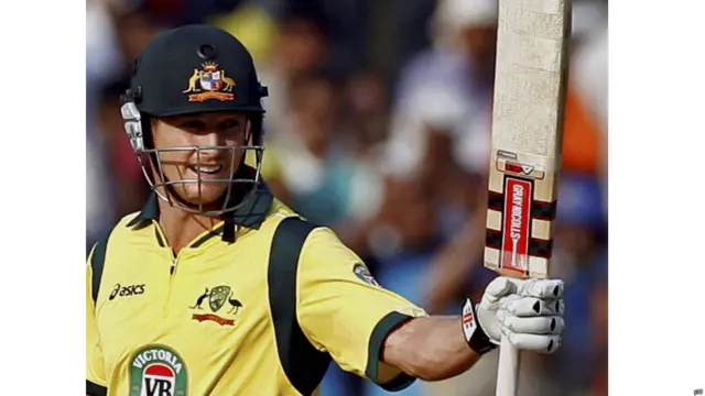 ऑस्ट्रेलियाई कप्तान जॉर्ज बेली ने शतक पूरा करने के बाद बल्ला उठाकर अभिवादन स्वीकार किया. 