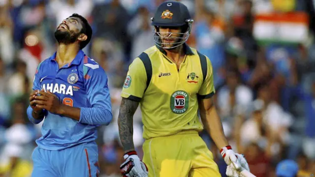 भारतीय गेंदबाज़ रवींद्र जडेजा ऑस्ट्रेलियाई बल्लेबाज़ मिशेल जॉनसन को आउट करने के बाद. रांची और कटक वनडे बारिश की वजह से रद्द हो गया था. 