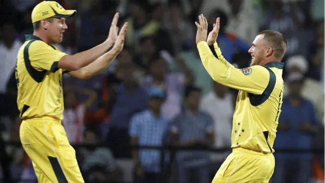 ऑस्ट्रेलियाई गेंदबाज़ एरोन फिंच रोहित शर्मा का विकेट लेने के बाद. भारत ने ये मैच जीतकर सात मैचों की सिरीज़ 2-2 से बराबर कर ली है. 