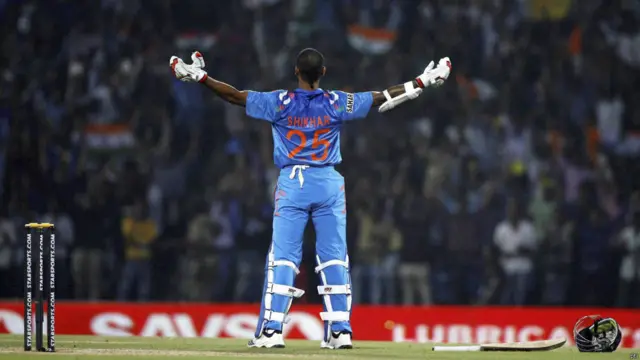 मैच में 100 रन की शानदार पारी खेलने वाली भारतीय बल्लेबाज़ शिखर धवन ने शतक के बाद कुछ इस तरह अपनी खुशी का इज़हार किया. शिखर 100 रन पर ही आउट हो गए. 