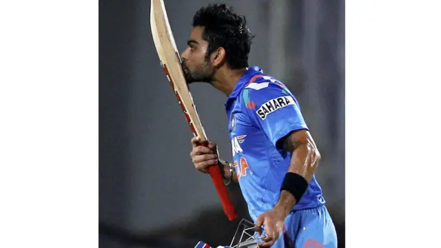 नागपुर वन डे में ऑस्ट्रेलिया को छह विकेट से हराने के बाद अपने बल्ले को चूमते विराट कोहली. उन्हें नाबाद 115 रन की शानदार पारी खेलने के लिए मैन ऑफ द मैच चुना गया. 