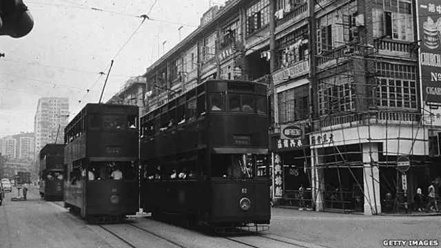 灣仔天樂裏與軒尼詩道路口上行走的電車(1960年代)