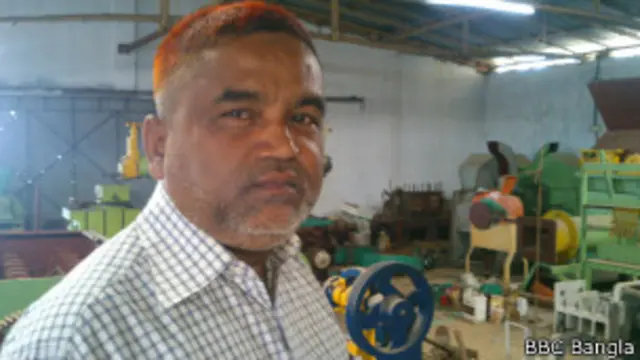 নিজের কারখানায় আমির হোসেন।