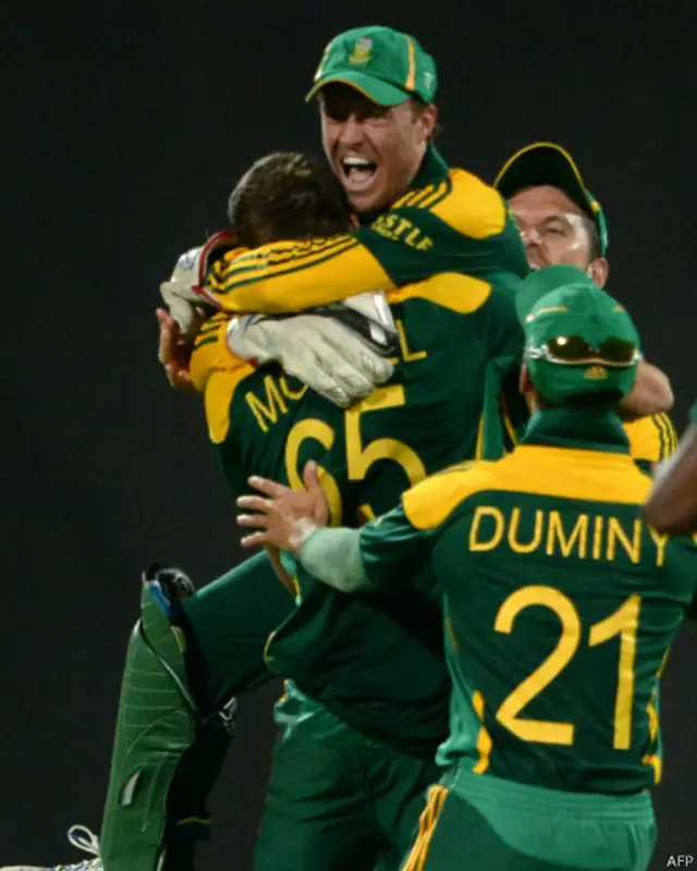 جنوبی افریقہ کی ٹیم پاکستان کو ایک رن سے شکست دینے کے بعد خوشی منا رہی ہے۔
