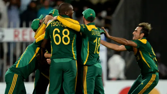 یہ دونوں ٹیمیں کُل 63 مرتبہ ایک روزہ میچوں میں مدِمقابل آئی ہیں جن میں سے صرف 20 پاکستان جیت سکا۔