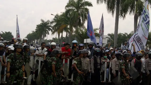 Unjuk rasa buruh di Cikarang dijaga ketat aparat TNI dan polisi.