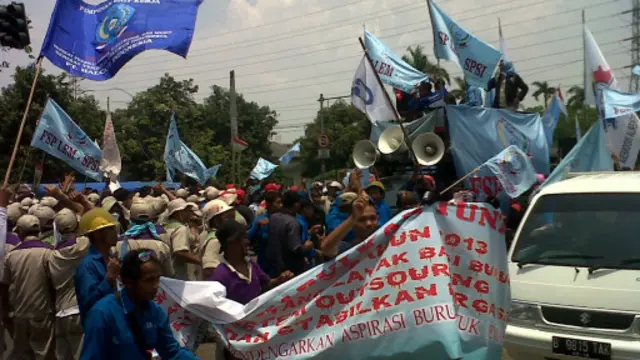 Unjuk rasa buruh di Pulogadung, Jaktim, melibatkan ribuan orang.