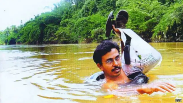 کیرالہ کے عبدالملک گذشتہ بیس برسوں سے روزانہ تیر کر سکول جاتے ہیں