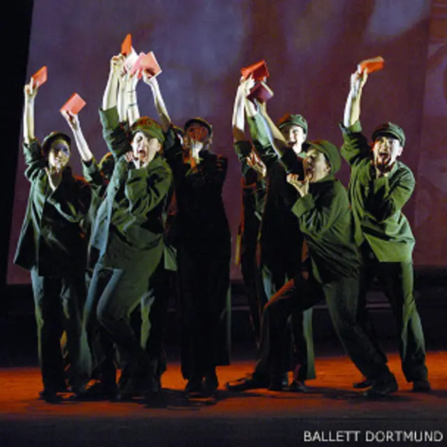 《红楼梦—梦红楼》中〈文化大革命中的军队〉一幕剧照(德国多特蒙德芭蕾舞团发放图片)