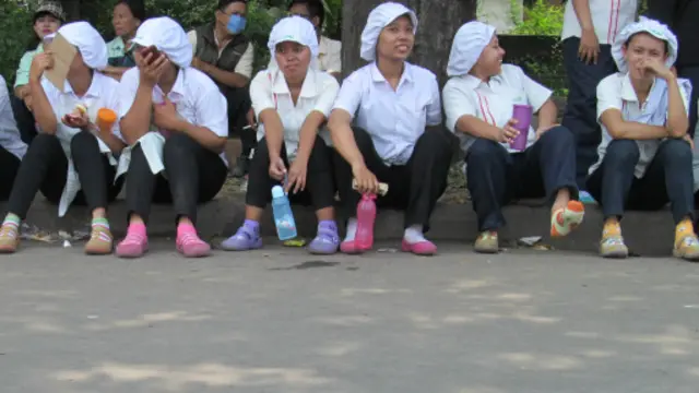 Kalangan buruh menuntut UMP di Jakarta Rp 3,7 juta.