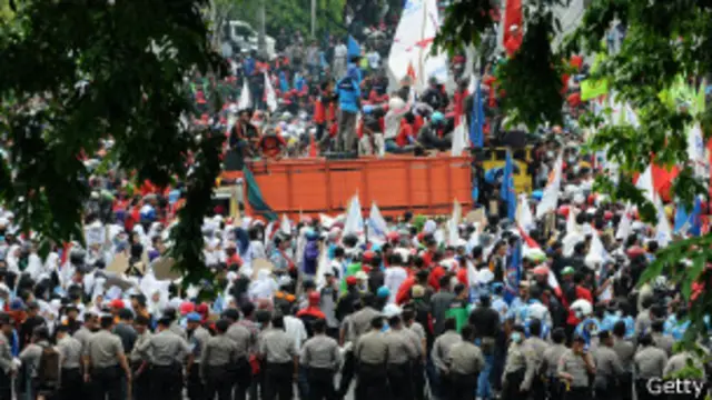 အနိမ့်ဆုံး လစာကို ၅၀ ရာနှုန်း တိုးပေးဖို့ ဆန္ဒပြကြသူများ